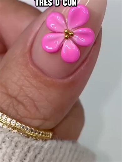 ¿Tus flores 3D no quedan como en las fotos? 💅✨ Aprende a lograr pétalos finos, definidos y con volumen real con estos tips clave: bolitas pequeñas bien trabajadas, pincel ligeramente humedecido para moldear con precisión y curado pétalo por pétalo para mantener la estructura. Evita el exceso de producto y transforma tu técnica desde hoy. 🚀 Da el siguiente paso y domina esta y muchas técnicas más en mi curso online—haz clic en el enlace de mi perfil y eleva tu nivel ahora. #flores3D #tecnica #t