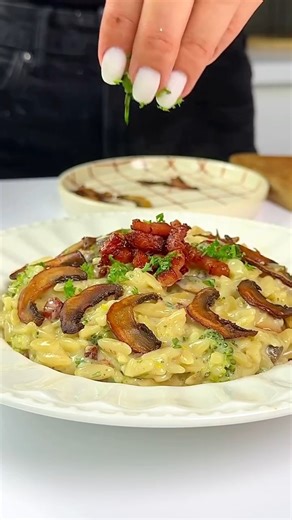 On pourrait manger ce plat d'orzo champignons, brocolis et lardons tous les jours 🔥 @charlie.ma.vie La recette ici : https://www.instagram.com/p/DFqK4T4MhDP/ | Marmiton