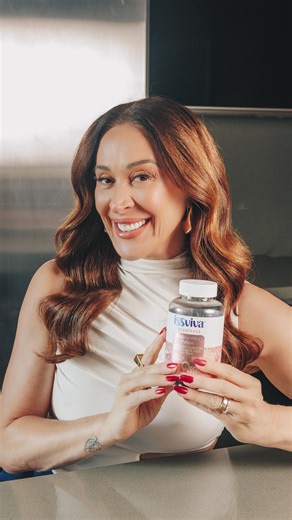 33K views · 294 reactions | Menopausa muda muita coisa, mas a gente não precisa abrir mão do brilho, da pele firme ou do cabelão! Com apenas 3 gominhas por dia, o suplemento Beleza Sem Pausa, da @issviva_brasil, virou meu aliado pra cuidar da pele, cabelo e unhas com praticidade e sabor! Use o cupom CLAUDIARAIA20 e ganhe 20% de desconto no site! #IssvivaBrasil #MulheresIssviva #BelezaSemPausa Publicidade | Claudia Raia | Facebook