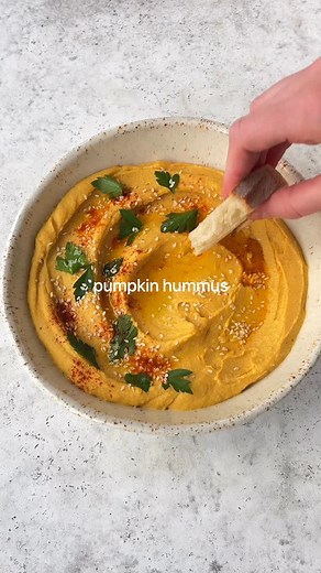 Easy pumpkin hummus👇🏼😍 It’s creamy, lightly spiced and so delicious made with roasted pumpkin. Perfect for nourish bowls, wraps or as a dip with bread/crackers. Save this video and give it a try. Don’t forget to follow @tessbegg for more recipes🌿 Ingredients: 500g butternut squash or pumpkin (you’ll need 1 cup of flesh once cooked) 420g can of chickpeas, drained and rinsed 1-2 garlic cloves 1/4 cup hulled tahini 1/4 cup extra virgin olive oil 1 lemon, juiced (about 1/4 cup) 1 tsp smoked papr