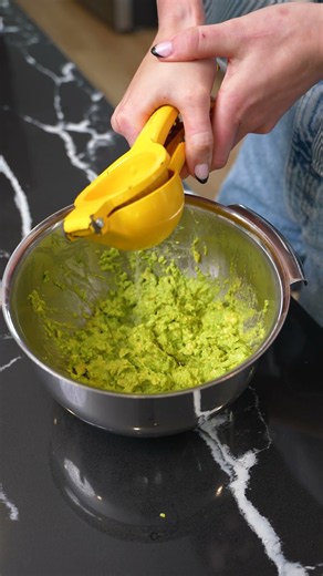 How to make the best guacamole 🥑 #guac #guacamole #recipe #cookingathome