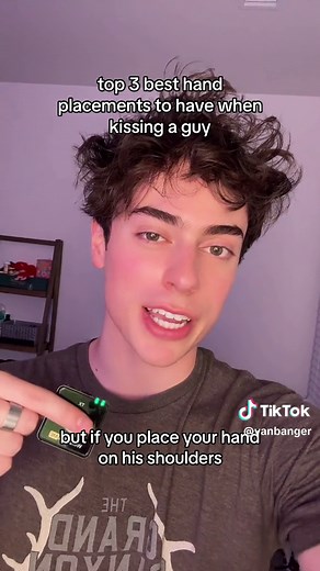 hand placement makes all the difference while kissing ☝🏼 #creatorsearchinsights