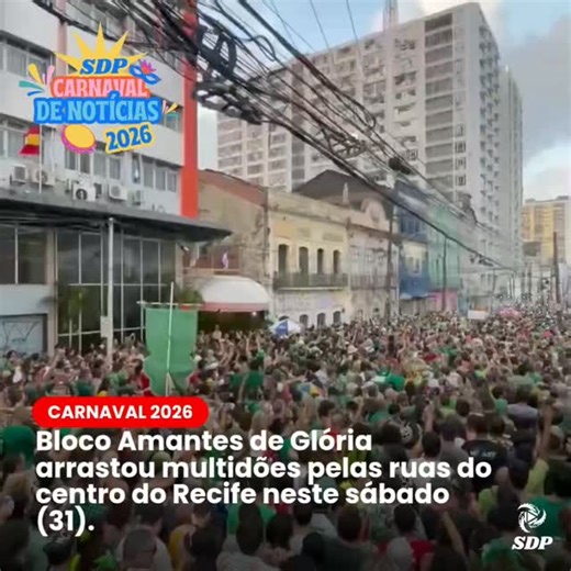 SDP 📽 🎬 on Instagram: "O Amantes de Glória surgiu em 1997, formado grupo estudantes de jornalismo. Às segundas-feiras, os rapazes se reuniam para assistir filmes no antigo cinema Veneza e depois tomar chope no Bar do Pirata. Foi numa dessas idas ao cinema que conheceram Glória, personagem interpretada pela atriz Victoria Abril, no filme “Ninguém Falará de Nós Quando Estivermos Mortos" (1995/Espanha). Apaixonados, fundaram a confraria "Amantes de Glória", que acabou virando bloco de carnaval."