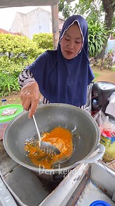Masak seblak di atas motor harga 5000an banyak campurannya. | Den kepo