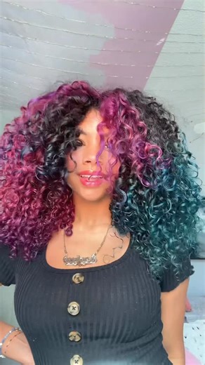 ꧁ 𝒜𝓃𝓃𝒶 ꧂ on Instagram: "Got the comment the other day that my hair color was giving wicked so I couldn’t pass up using the sound for my redye🤭😛💖💚💙✨ @splathairdye color @hairitagebymindy leave in conditioner @cakebeauty mousse @notyourmothers gel @evahairnyc pink diffuser #beauty #hair #haircolor #wicked"