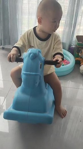 一天进步一点点自己会爬上去骑摇摇马啦，拍着拍着就这么长大了，照片虽不能代替记忆，却能保存记忆，成长的每一个瞬间都值得珍藏，用心记录，每个不可复制的瞬间，未来路很长，我们陪你慢慢长大。#治愈生活的糖 #看着你一天天长大 #宝妈 #萌娃 #抖音小助手