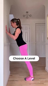 Have you ever tried to do push-ups? Not that easy huh? Here's beginners guide to learn to do push-ups 💪🏼 Choose a level and work yourself up the ladder! In addition, you can also do planks, which will help you to keep your core engaged and your body strong. Once you've learned how to do push-ups you can also add more variety and weight if you want to. 💪🏼 🎥 isntagram.com/hergardengym | Women's Best