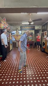 Fut Sau (拂手) — Performance With Preserved Method This footage shows Gatekeeper Ip Chee Keung performing Fut Sau (拂手) in his later years. While the explosive shock vibration traditionally associated with Southern Praying Mantis power is not expressed in this video, what remains visible is the result of long-term method training. There are still elements of snap, crispness, and light whippy quality in the movement. However, this performance no longer carries the heavy short-range shock power requi