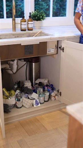 Pladsen under vasken er for mange et lidt glemt område, men her gemmer sig faktisk masser af opbevaring ✨ Med et par simple løsninger kan man udnytte rummet meget bedre: brug lågen til ophæng, sæt en selvklæbende kasse på indersiden af skabet og tilføj en indsats­hylde for at få to niveauer. På den måde får alt sin plads – og området, der før var ’lige meget’, kan pludselig blive en af de mest praktiske zoner i hjemmet 🧼🙌 #køkkeninspiration #køkkenindretning #opbevaring #oprydning #organiserin