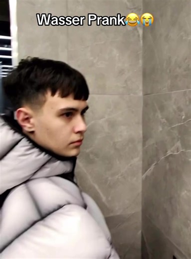 Wasser Prank Fun: Laughter with a Toilet Twist