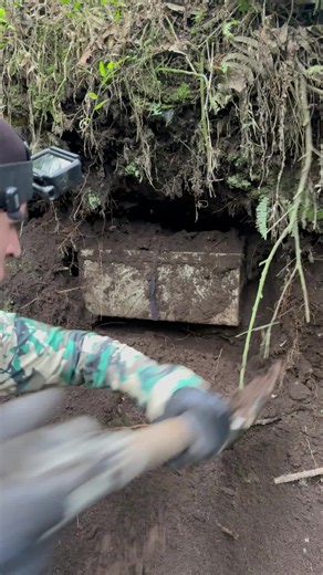 Encontramos um Baú com um Tesouro imensurável escondido há muitos anos!! - Parte 2 . . . . . . . . #jhonnydiscovery #parte2 #part2 #viral #treasure #descoberta #discovery #misterio #fyp #baú #treasurehunt #metaldetecting #achados