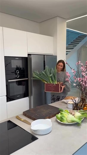 160K views · 4K reactions | Decoration with leek Very economical and practical!  What can be done with the leek A delicious onion soup or a beautiful spring decoration, for example. I understand that the idea is unconventional, but, #cook #reel #viral | La cocina de Velcheva | Facebook