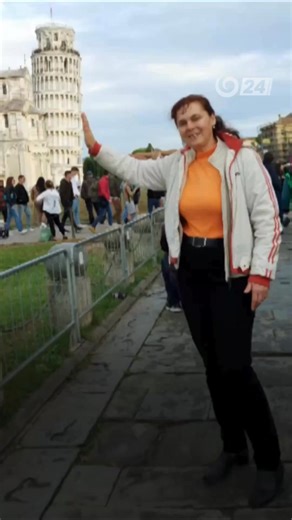 JOJ 24 on Instagram: "Neďaleko kostola vo Vrbovom stojí unikátna veža, ktorá sa nakláňa. Aj keď hrozilo, že ju zničí zub času, dnes je táto raritná stavba, s vchodom nakloneným na opačnú stranu ako zvonica, obľúbeným turistickým cieľom. Vrbovčania a návštevníci obce sa môžu tešiť z pamiatky, ktorá svojou jedinečnosťou pripomína taliansku Pisu. História vrbovskej veže siaha do rokov 1832 až 1835, kedy ju postavili. Impozantná stavba dosahuje výšku 38 metrov a jej zvonica ukrýva tri zvony. Po takm