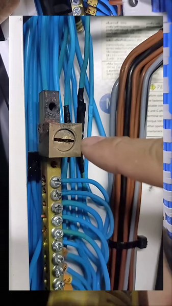 ขั้นตอนแก้ไขสายไฟไหม้ ตอนสุดท้ายแล้ว!! @มอสอิเล็คทริค🇹🇭 ตอนที่ 1 @มอสอิเล็คทริค🇹🇭 ตอนที่ 2 ⚡ MOSS ELECTRIC(มอสอิเล็คทริค) ช่างไฟในพื้นที่ ไร่ขิง – สามพราน – พุทธมณฑล - ศาลายา รับแก้ไขงานไฟฟ้าในบ้าน • ไฟช็อต • ปลั๊กไหม้ • เบรกเกอร์ตัด • เดินสายใหม่ • EV charger • วงจรที่ 2 #มอสอิเล็คทริค #ช่างไฟฟ้าไร่ขิง #ช่างไฟฟ้าสามพราน #ช่างไฟฟ้าพุทธมณฑล #ช่างไฟฟ้าศาลายา