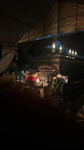 Người đi, tôi ở lại đây nhớ hoài dáng cũ tháng ngày đã qua. Biết người yên giấc phương xa. Tôi xin giữ mãi thương nhớ trong lòng. Đường đời rồi cũng xuôi dòng một ngày gặp lại chẳng mong biệt ly. #nhomaikhongquen