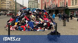 Odpad, nebo pomoc potřebným? V centru Prahy se objevila hromada oblečení - iDNES.cz
