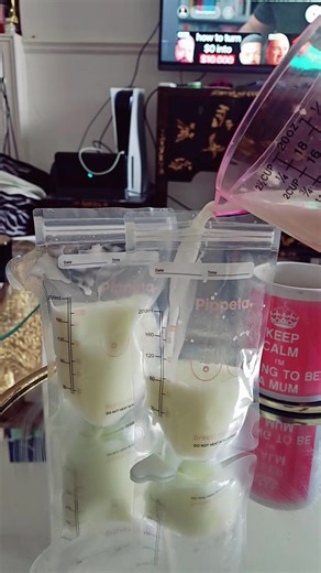 Pump And Pour With Me As A Professional At 11am #milksupply #oversupplymom #breastfeed #firsttimemom #pumpandpour