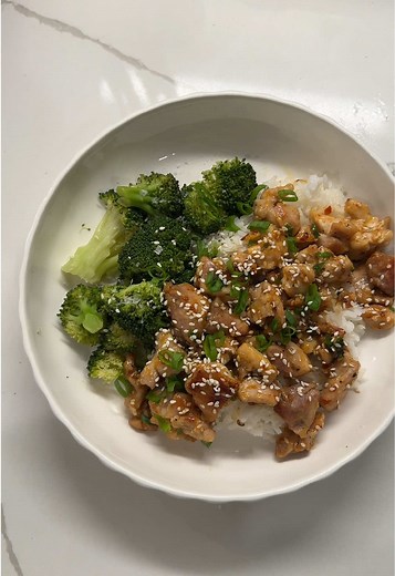Sweet Chili Chicken Bowl — Easy Weeknight Dinner (50–60 chars)