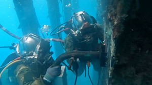 🇺🇸 🤝 🇳🇿🤝 🇰🇷— burning rod underwater and building grit at MURENG 25 #SeabeeDivers from Underwater Construction Team TWO, the Royal New Zealand Navy Divers, and Republic of Korea Navy UCT joined forces for underwater welding training during Multinational Underwater Repair Engagement (MURENG) 25 — strengthening interoperability below the surface. 📍Guam 📸 CM1 Macchia #navyexpeditionary #uct2 | DeepSea Locker