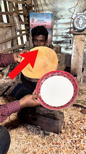 He Carved a Plate Out of Wood… So Satisfying 😱