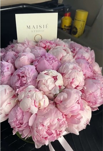 The Art of Floristry: Trust and Commitment in Every Bloom