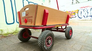 Vom treuen Helfer zum Partybegleiter: Die Geschichte des Bollerwagens