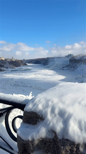 This is your sign to visit Niagara Falls in the winter ❄️ Summer is stunning, but winter is where the magic truly happens—and it’s the season most people overlook. Seeing the Falls frozen is an unforgettable experience. Ice crystals sparkle along the landscape, fresh snow blankets the surroundings, and the entire area feels straight out of a winter fairytale. If you’ve never seen Niagara Falls in the winter, this is your moment. ❄️ Winter romance in Niagara ❤️ Discover why it’s the perfect coupl