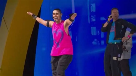 Quién es Emmanuel Kelly, el músico que se presentó junto a Coldplay en el show de mediotiempo de la final del Mundial de Clubes 2025