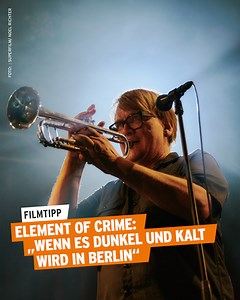 Schauspieler Charly Hübner hat wieder ein packendes Band-Porträt gedreht, diesmal über Element of Crime. Er nutzt eine kleine, einwöchige Berlin-Tour mit Gästen wie Maike Rosa Vogel, Isolation Berlin und Florian Horwarth, um durch die Band-Geschichte zu gehen, eine Reise zu den Wurzeln, die auch Krisen nicht verschweigt. „Wenn es dunkel und kalt wird in Berlin, was gerade der Fall ist, erwärmen uns der Film und diese Lieder“, so radioeins-Filmexperte Knut Elstermann. | radioeins