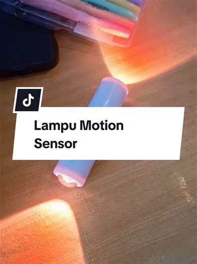 Lampu Motion Sensor. Pernah tak tengah malam nak ke dapur tapi malas nak bukan lampu besar? 😅 Lampu motion sensor ni automatik nyala bila ada pergerakkan - jimat tenaga, tak silau mata. Sesuai letak kat laluan bilik air, tangga, atau hallway. Sekarang tengah ada promo! Letak satu je pun dah nampak cozy ☀️☀️☀️ #lampumotionsensor #nightlight #homegadgets #homedecor #lampubilik