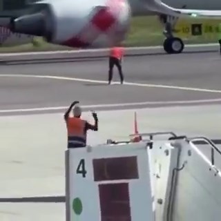 Enteresan bir ölüm..Andrea Russo adlı 35 yaşındaki bir adam, İtalya'daki Bergamo Havalimanında güvenliği geçerek,İspanya'ya kalkış yapmak üzere olan uçağa doğru koşuyor.Çalışan uçak motorunun önünden geçerken motor adamı içine çekiyor ve adam anında ölüyor.