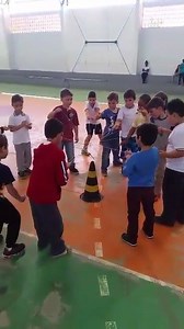 343K views · 2.4K reactions | O educador Eder Gonçalves da Escola Olimpio Falconieri da Cunha de Itajaí/SC nos enviou a atividade "CANETA NO CONE" na qual os alunos devem colocar a caneta no cone, exigindo trabalho em grupo, concentração e coordenação motora. Vale a pena conferir heim! SHOW! | Brincadeiras e Jogos | Facebook