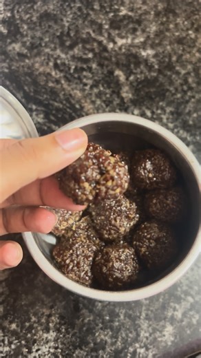 @nutri.tionista on Instagram: "Halim seeds ladoo – an age-old desi superfood packed with iron, protein & healing nutrients 🌿 Perfect for energy, hormones & overall wellness ✨ 🌟 Benefits of Halim Seeds Ladoo • Rich in iron → helps prevent anemia & fatigue • High in plant protein → supports muscle strength & tissue repair • Boosts breast milk production in lactating mothers • Supports hormonal balance & menstrual health • Improves digestion & relieves constipation • Strengthens bones & joints (c