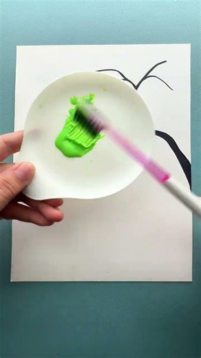 Use an unused toothbrush to draw a spring willow tree with simple strokes.
