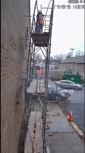 3S LIFE SAFE AKADEMIE on Instagram: "A 𝐬𝐜𝐚𝐟𝐟𝐨𝐥𝐝𝐢𝐧𝐠 𝐜𝐨𝐥𝐥𝐚𝐩𝐬𝐞 is a structural failure that can be caused by overloading, improper assembly, adverse weather, or falling objects. These accidents can result in severe injuries like broken bones, paralysis, or death, as well as property damage. To prevent collapses, it's crucial to adhere to safety guidelines, including not exceeding weight limits, ensuring stable ground, and using fall protection. 𝐂𝐨𝐦𝐦𝐨𝐧 𝐜𝐚𝐮𝐬𝐞𝐬 Overloadi