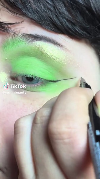 Winged Eyeliner Tutorial 💚✨#wingedliner #eyeliner #wingedeyeliner #graphicliner #eyelinertips