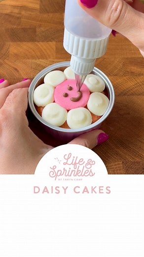 Daisy Cakes 🍰 Character desserts are HARD for me but I always have fun doing them. Part of a monthly challenge with @rosesandwhiskers 🌼 In hind sight I’m not even sure this is a daisy… #cake #minicake #buttercream #frosting #daisy #cakecakecake #cakedecorating #buttercream #bakeacake #lovetobake #semihomemade #pinkcake #foodie #sweets | Life and Sprinkles
