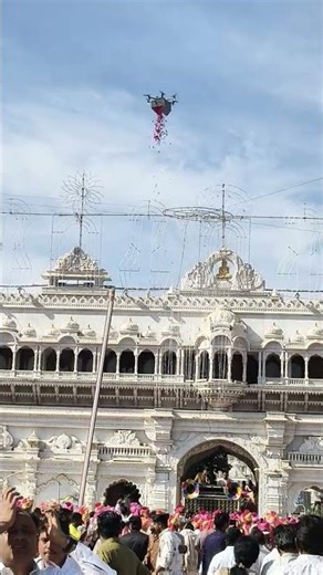 फूलों की #बारिश