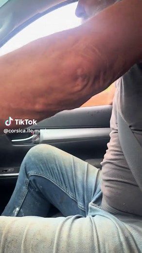 Voilà dans quel état vous nous mettez l’été quand vous débarquez chez nous et que vous roulez 10 km/h sur nos routes … Mdr 😂😂😂😂 @Ghjuvan-petru Tomasi #corse #tourisme #corsica #cicampemu