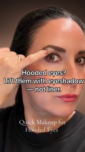 Part 6: Hooded eyes? Lift them with eyeshadow — not liner. This is my quick go-to for hooded eyes. Always start by prepping the lid so shadow grips and blends smoothly. I map my shape slightly above the crease, right where the hood begins — like creating a wing, but with eyeshadow. Then it’s all about the blend. Blend, blend, blend to lift and elongate the eye. I finish with a lighter shade tapped into the center of the lid to open the eye and soften the hood. Simple technique. Big difference. P