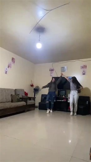 #يسعدلي__اوقاتڪۘم_حبايبي♥️🕊🙋‍♀️ #دبكه #دبكة_بنات صبايا تعرفو هيك تدبكو#