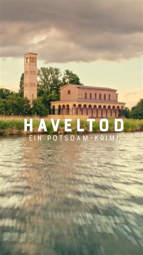 Zwei Ermittler, ein Mord und eine Vergangenheit, die sie jetzt einholt. 🔥 HAVELTOD – EIN POTSDAM-KRIMI 📅 13. Januar | ⏰ 20:15 Uhr | 📺 RTL & RTL Im Glockenturm der Heilandskirche hängt auffällig platziert die Leiche einer jungen Frau. Der Fall zeigt signifikante Parallelen zu einem rätselhaften Mord vor vielen Jahren auf, daher muss Kriminalhauptkommissar Gregor Weber den damals ermittelnden Kriminalhauptkommissar um Hilfe bitten: Ausgerechnet Armin Weber, seinen Vater! Armin ist zwar der best