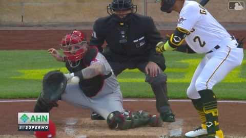 Adam Frazier scores on wild pitch