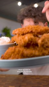 FRANGO CROCANTE! Hoje eu vou te ensinar o segredo pra fazer o frango mais crocante do mundo! E para essa receita ficar ainda mais saborosa e cremosa por dentro, vamos utilizar a maionese Heinz, tanto no preparo, quanto para mergulhar nosso frango! 🤩 E já salva o vídeo pra fazer na sua casa! Quero ver todo mundo refazendo essa receita e postando nas redes sociais com a #DesafioMaioHeinz. Sério, faz aí e depois me conta, tenho certeza de que vai amar! Porque quem prova Heinz, não volta atrás.. 👈
