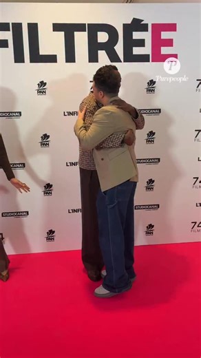 🎬 Ahmed Sylla et Kev Adams assistent à l’avant-première du film L’Infiltrée à Paris. ✨ Sur le photocall, Amed Sylla enlace Kev Adams avant de laisser place à l’humoriste, qui prend ensuite la pose seul devant les photographes lors de cette soirée cinéma organisée à Paris. @ahmedsylla @kevadams #KevAdams #AmedSylla #Linfiltrée #Cinema #AbacaPress | Purepeople.com