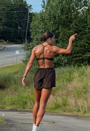 I really be in my own world We do sprints every week in my reload programs 🤝 tap in - link in bio #sprints #trainlikeanathlete #athlete #plyometrics #sprinting