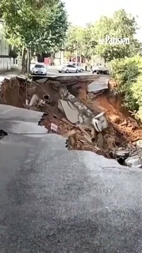 En Chine, une rue entière s’effondre et engloutit 15 véhicules