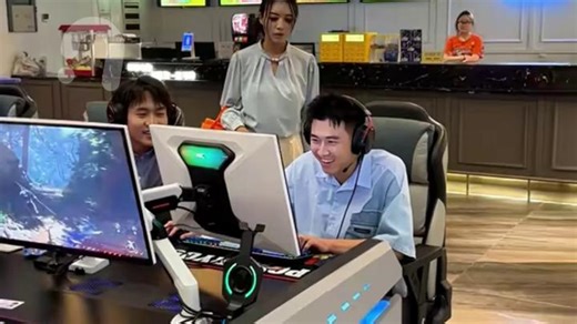 WY-20241017-挂电话+角色红蓝色复刻-竖-CYX_671ba2f84c9bc