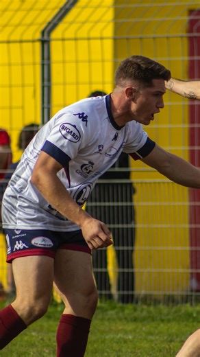 🎯 Nouvelle victoire pour notre équipe de Fédérale 2 ! 🔥 Les joueurs enchaînent avec leur 5ᵉ succès de la saison, décroché au terme d’un match solide face à Montélimar. 💙❤️ Menés 14-3 à la mi-temps, les Bleus et Rouges ont fait preuve d’une détermination exemplaire. Remotivés par le staff, ils ont renversé la rencontre grâce à une seconde période parfaitement maîtrisée, mêlant engagement, efficacité et solidarité. 🏉 Portés par un collectif discipliné et combatif, ils confirment leur belle dyn