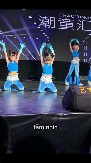 Cô giáo bỗng trở thành tâm điểm